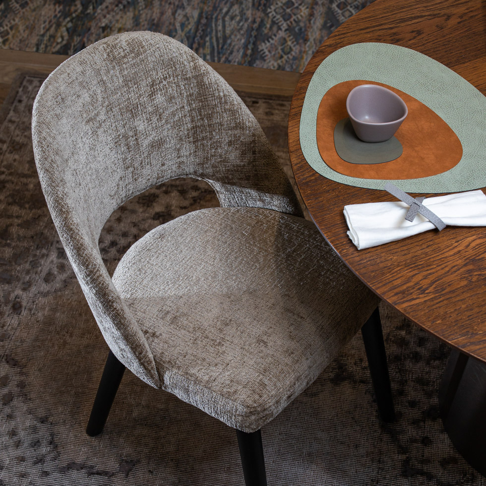 Seasonal colors and fabrics that will refresh your home.