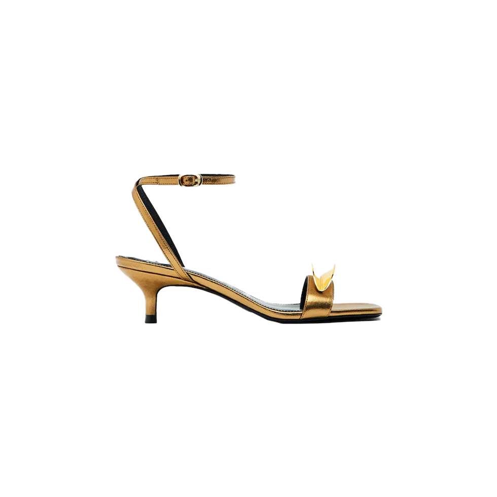 Χρυσά δερμάτινα πέδιλα με μεταλλική λεπτομέρεια